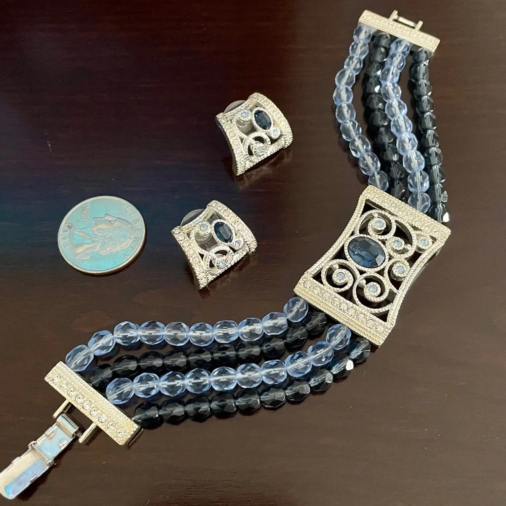 Napier (signed) matching clasp bracelet & pierced earrings set silver tone blue